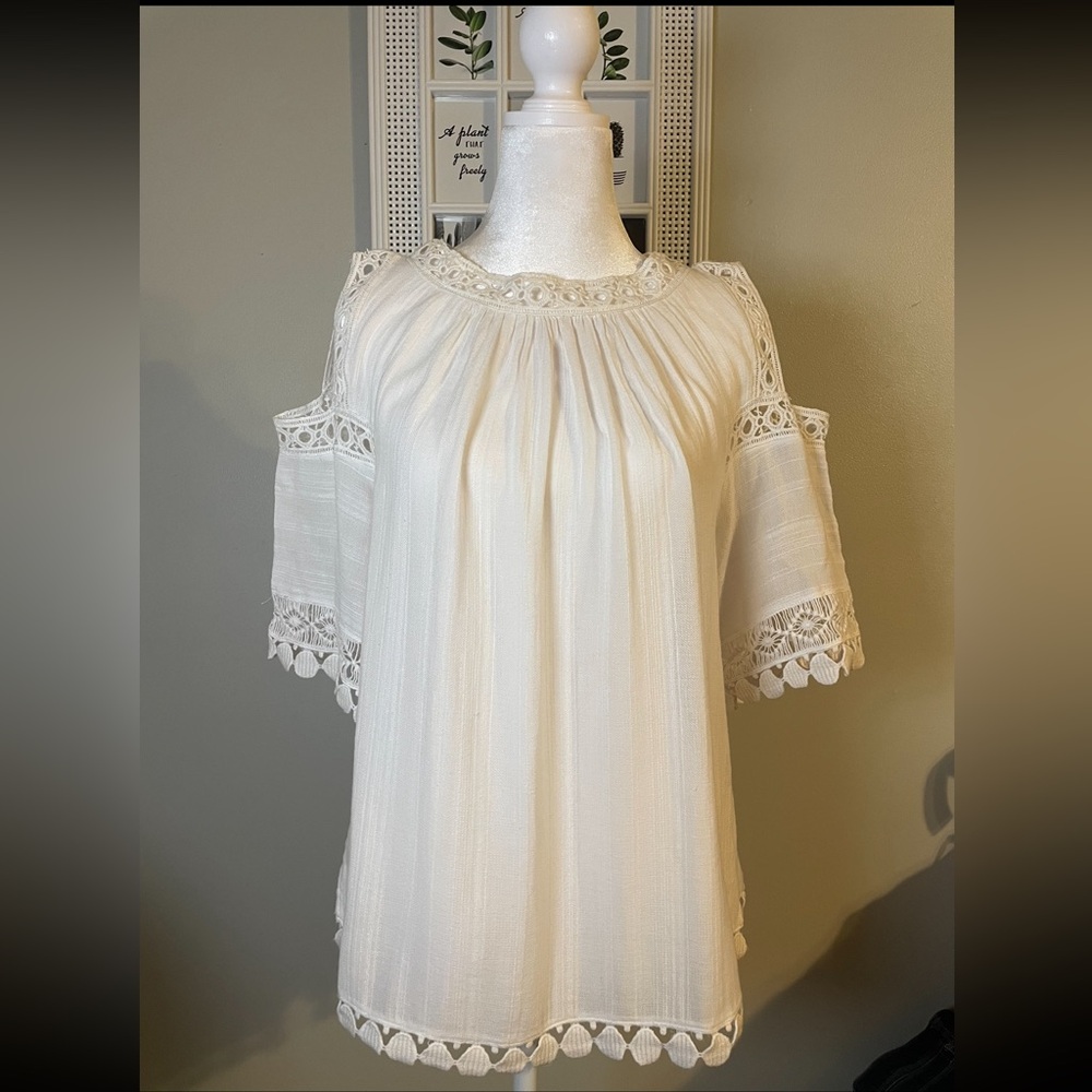 Crown & Ivy XS White Cold Shoulder Top w/Lace Detail